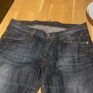 Jeans - Säljer dessa jeans eftersom de var för stora. Inga defekter💘