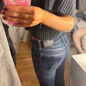 Lågmidjade jeans - Suuupersnygga lågmidjade mörkblåa jeans men ascoolt tryck på bakfickorna!!