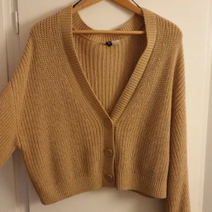 Skickad kofta - Säljer en kroppad kofta. Den har ljup V-ringning och tre knappar. 