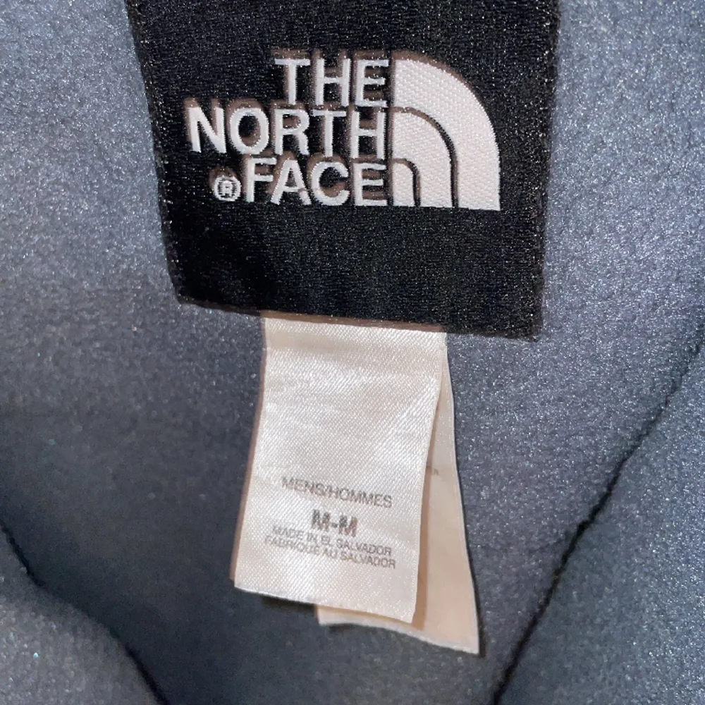 North face fleece storlek M sitter lite stort. Finns täcken på användning skick 6/10.. Jackor.