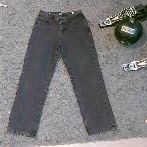 Ett par snygga jeans från Jack and Jones i Mörkgrå/Svart färg. De sitter Straight/Loose. Jeansen har storleken 158.
