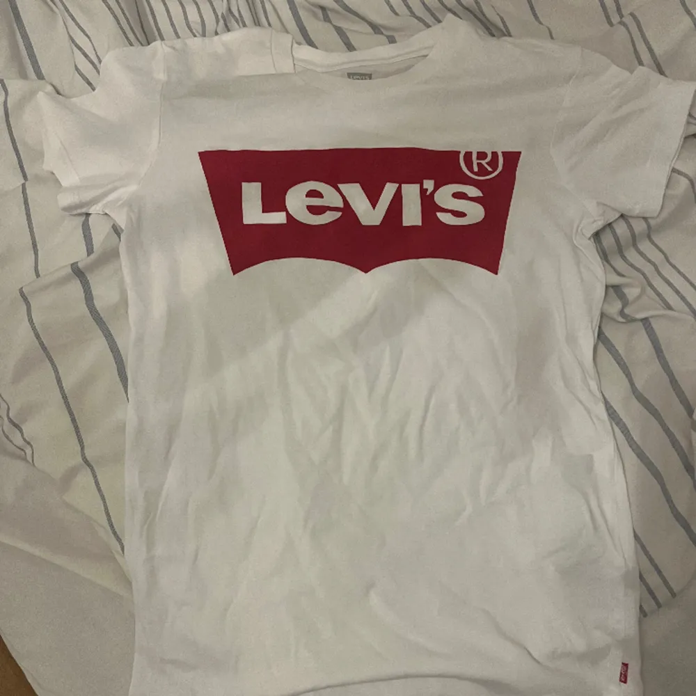 Säljer en Levis t-shirt, knappt använd, större i storleken. T-shirts.