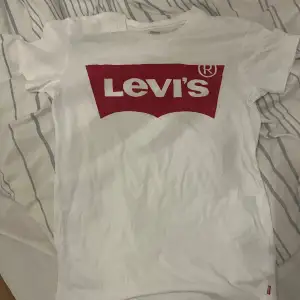 Säljer en Levis t-shirt, knappt använd, större i storleken