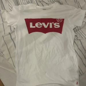Levis t-shirt - Säljer en Levis t-shirt, knappt använd, större i storleken