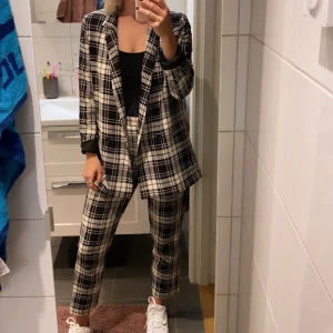 Kostym, Kavaj och kostymbyxa stl 34 från Asos! Nyskick  - Superfin och skön kostym i stl 34 som är i nyskick. Kavaj och byxa.  Pris 350:-   Kan mötas i Uppsala eller skicka mot porto! 