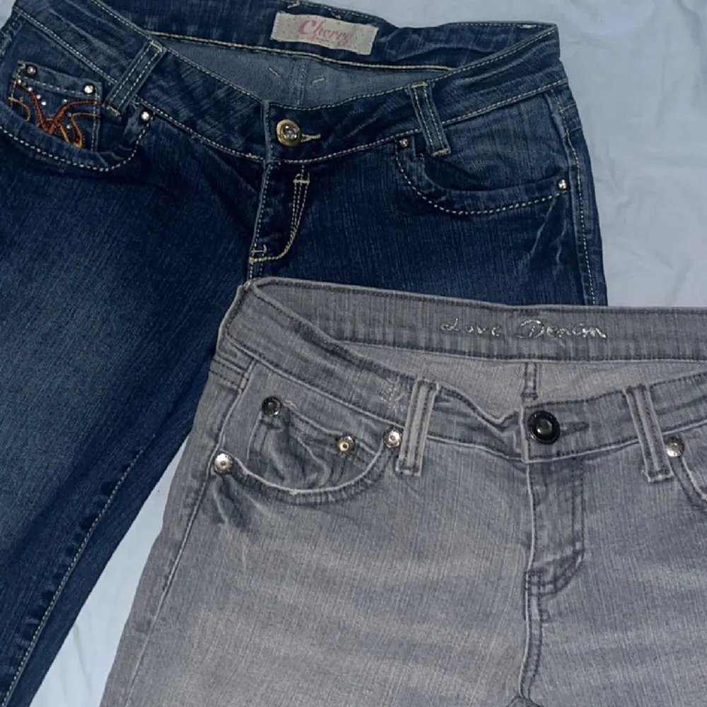 Säljer mina jeans på grund utav dom inte kommer till nån användning och är för små. Midjemått 85. Innerbenslänhden 80, båda är low waist och dom blå är bootcut medans dom grå är straight. 350st. Jeans & Byxor.