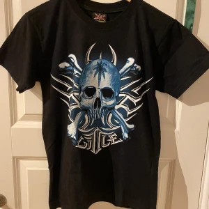 Cool T-shirt - Riktigt cool T-shirt som aldrig är använd. Har samma tryck på fram o baksidan