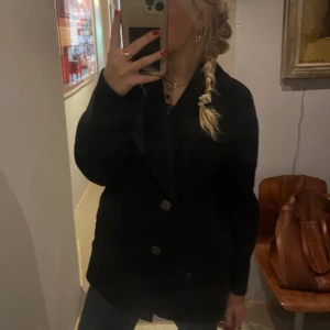 Svart kappa från twist and tango - Svart kappa utan defekter. Köpt från twist and tango för knappt ett år sedan för 3700kr. Pris kan diskuteras, hör av er för fler bilder eller frågor!💖