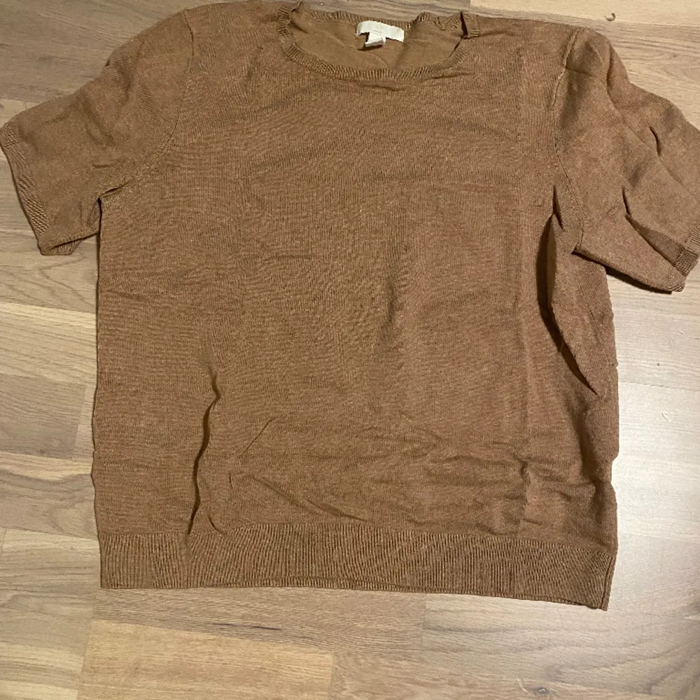 Stickad T-shirt i en beige/brun färg  Köparen står för frakten💞. T-shirts.