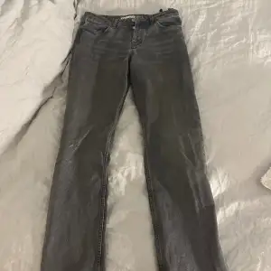 Jättesnygga Låg midjade jeans från Zara, straight i modellen. 