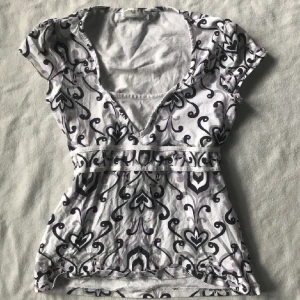 topp - jääättesöt topp köpt här på plick för ett tag sen, men har ej kommit till användning och säljer därför vidare!🫶i storlek s/36/38 och men har två band som man kan knyta och tröjan sitter då tajtare!