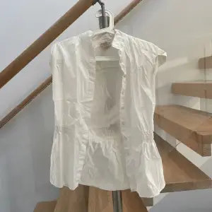 En vit skjort blus som aldrig är använd. Super fin till sommaren