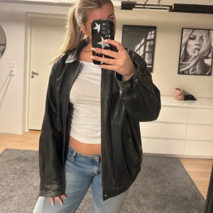 Skinnjacka  - (Intressekoll!)  Vintage oversized skinnjacka, äkta skinn. Den är quiltad och lätt vadderad inuti så den håller värmen bra. Använd men bra skick! 