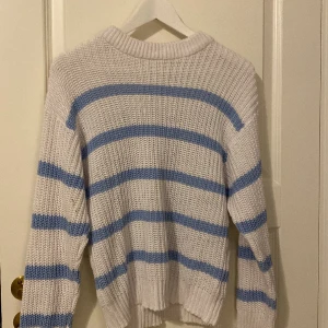 Fin randig tröja  - I bra skick lite smuts på den som går bort i tvätten använt 2 gånner. odinarepris: 200kr