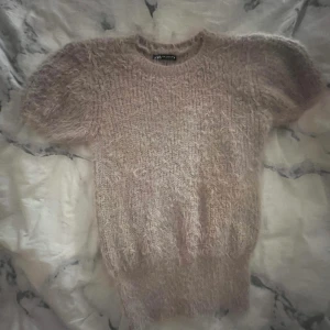 ZARA TOPP - Super söt zara topp som inte kommit till användning alls, tröjan är i M men jag skulle säga att den passar xs-s också, skriv för fler bilder, pris kan diskuteras💕