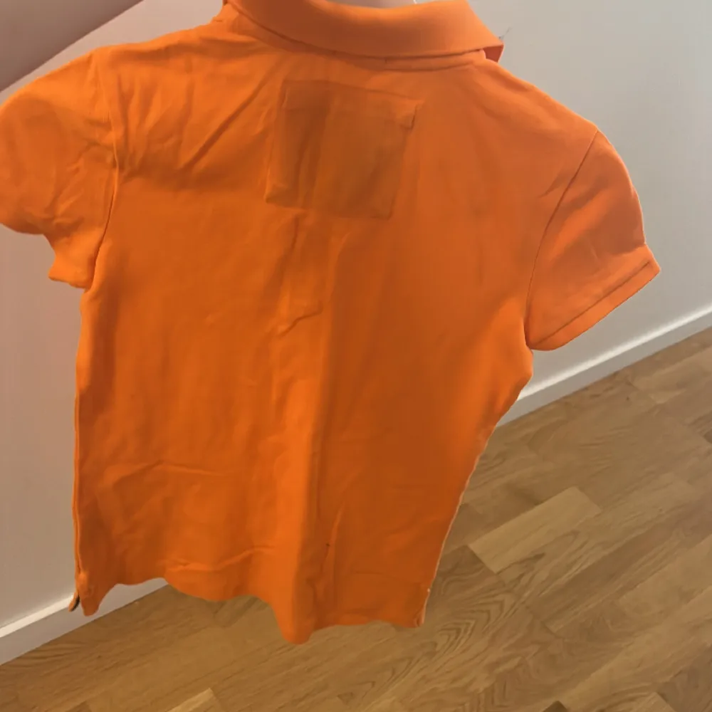 Polotröja i toppenskick från Abercrombie i orange färg! Köptes under tidig 2000tal🧡 Strl S. Skjortor.