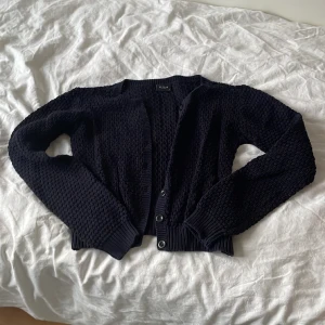 Kofta från Vila  - Jättefin kofta i mörkblå från vila i jättebra sick! 