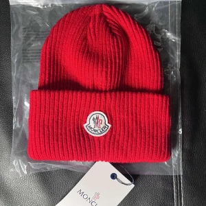 Moncler mössa - Fick den i julklapp men tycker inte tyvärr att färgen passar mig, därför säljer jag den. Skriv för mer frågor & info❤️