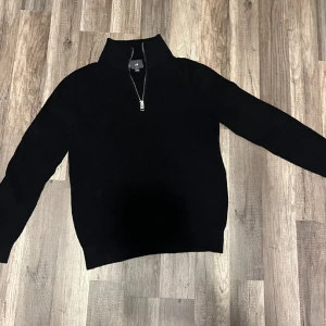 Ziptröja - Säljer denna svarta ziptröja från HM i storlek xs då den är för liten för mig. Nästan aldrig använt så den är som ny.
