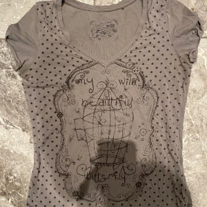T-shirt stl.M - Grå t-shirt storlek M. Säljs i befintligt skick, kan förekomma småfläckar vid armhålorna. Säljer pga stor garderobrensning. Kika gärna på mina andra annonser, säljer mycket. Samfraktar gärna:) 