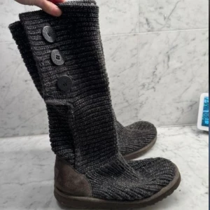 UGGs stickade i fint skick  - Grå stickade uggs 