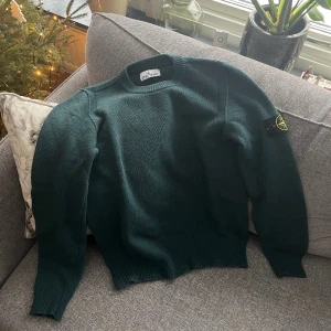 Stone Island Crewneck - Säljer denna sköna ulltröja från Stone Island. Storlek M, priset är inte hugget i sten. Hör gärna av er vid frågor och funderingar! 