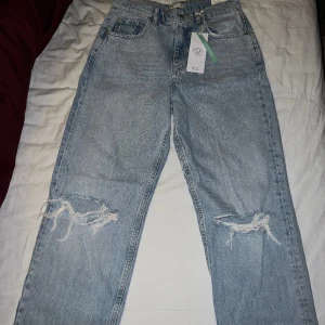 Gina 90’s jeans - Grand med hål på knäna från Gina, storlek 36, aldrig använda. Modellen 90s High waist jeans. Nypris 600