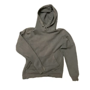 jack&jones hoodie - turkosaktig hoodie från jack&jones, ser lite gulaktig ut på bilderna men det är bara ljuset🫶 skriv för fler bilder❤️står ingen storlek men skulle säga M-L