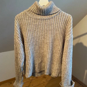 Stickad tröja - Stickad tröja med polokrage från Nakd🥰Det är storlek xxs men jag skulle säga att den sitter som xs-s