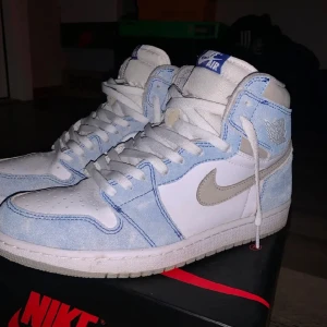 Air Jordan 1 ”Hyper Royal” - Blåa air jordans, bra skick Kom med bud om priset icket passar er!