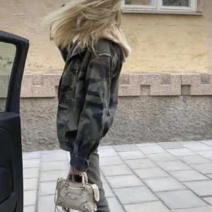 Camo jacka - Säljer min fina camoflagejacka❤️ Perfekt till våren! De första två bilderna är lånade så skriv för fler bilder🥰 Pris kan diskuteras!