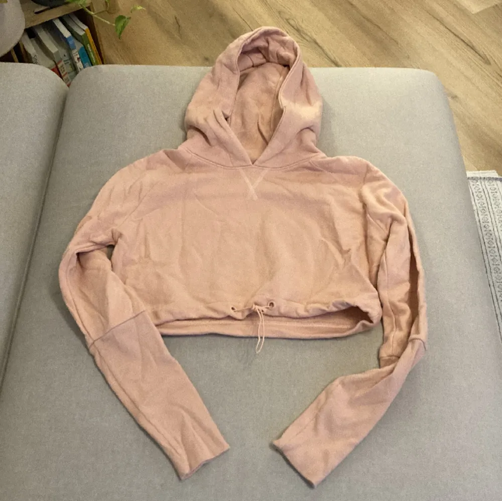 Rosa croppad hoodie från gymshark. Nedre delen av ärmarna är ribbade. Använd väldigt lite. Tröjor & Koftor.