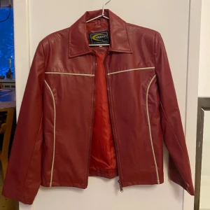 Fejkskinn jacka💓 - Superfin! Står storlek L men skulle mer uppskatta den som en M-L!💓💓