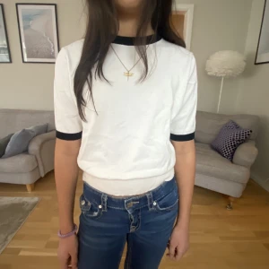 Stickad t-shirt - Säljer denna jätte fina stickade t-shirten, då den knappt är använd. Den är i jätte bra skick! Köparen står för frakten, kan även mötas upp. 💖