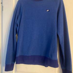Mörkblå vintage Nike sweatshirt. Något nopprig men annars i jätte fint skick. Strl m