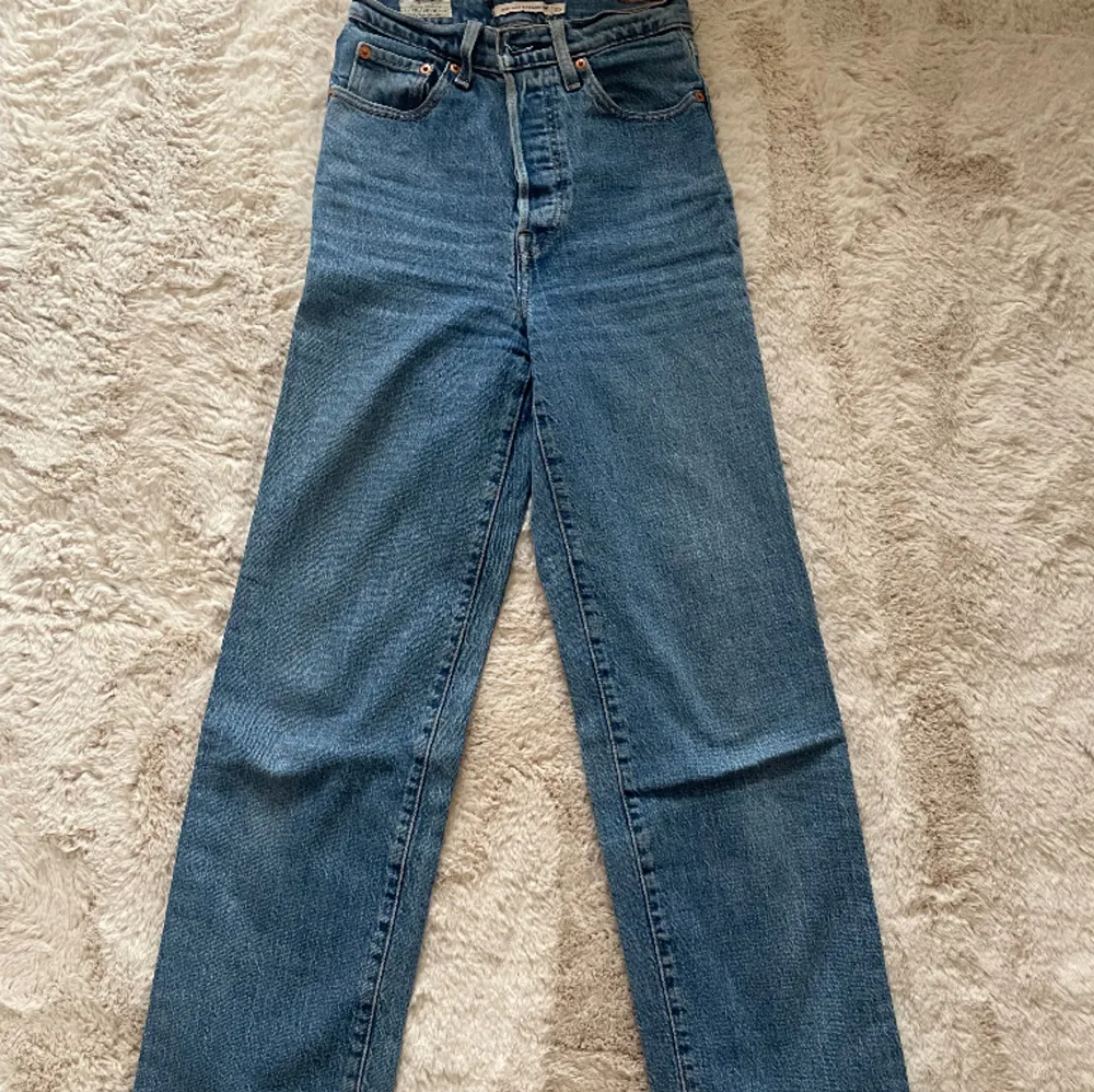 Säljer mina gamla Levis Ribcage straight jeans. Storlek 25 . Jeans & Byxor.