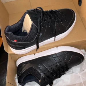 The Roger Clubhouse - Säljer stilrena skor från märket ON, modellen heter The Roger Clubhouse och är framtagen tillsammans med tennisstjärnan Roger Federer. Skorna är i nyskick och har endast prövats en gång. Nypris är 1800 SEK