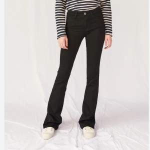 Flare jeans från mih, modellen marrakech. Storlek 25 med mycket stretch 🤍