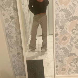 Byxor - Low waist gråa cargo byxor❤️‍🔥 Storlek 42 men skulle definitivt säga att de är små i storleken.