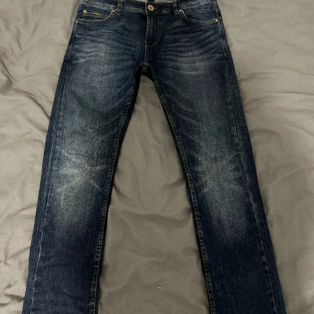 Mörkblåa jeans i nytt skick  Storlek 31/32 Säljs för 30 kr. Jeans & Byxor.