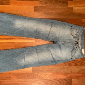 Jeans - Uuugh!! Säljer mina absoluta favoritjeans som tyvärr blivit för små för mig nu, stl 26/32. Märket är Colbert ett märke som tyvärr inte säljs längre