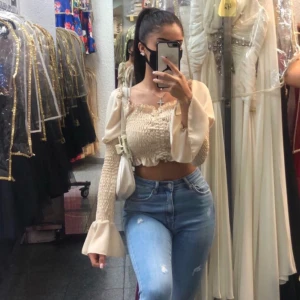 Beige topp - Beige topp med fina detaljer, köpt i Tyskland, knappt använd!