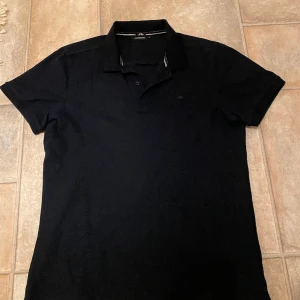 J.lindberg piké  - Det är en piké från J.Lindberg köpt för 499 säljer då den är för liten, skick 10/10 Inge problem,skriv för fler frågor 😊