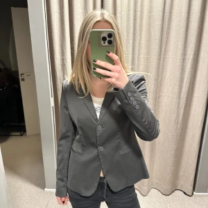 Kavaj från Dondup! - Grå kavaj från Dondup i storlek 44, funkar bra till mig som har storlek S. Ordinarie pris 7299kr🩶🩶