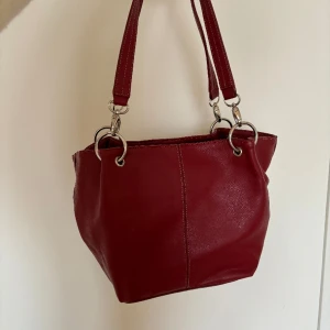 Väska - Superfin röd väska som är sparsamt använd och i gott skick, perfekt som typ skolväska då den är rymlig men inte allt för stor🥰