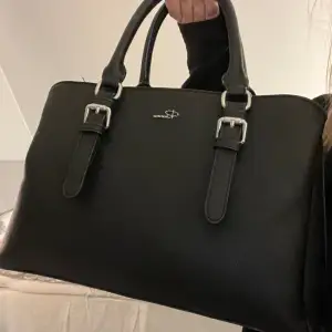 Supersnygg svart handväska från Rizzo. Perfekt storlek och rymmer mycket! Säljer då jag inte använder den längre. Sparsamt använd! Nypris 700kr