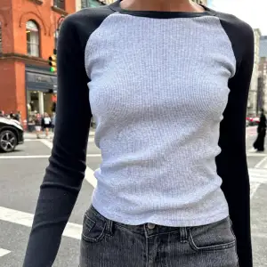 Grå och svart tröja från Brandy Melville<3 Säljer då den inte kommer till användning. Inga defekter. Skriv för mer bilder!