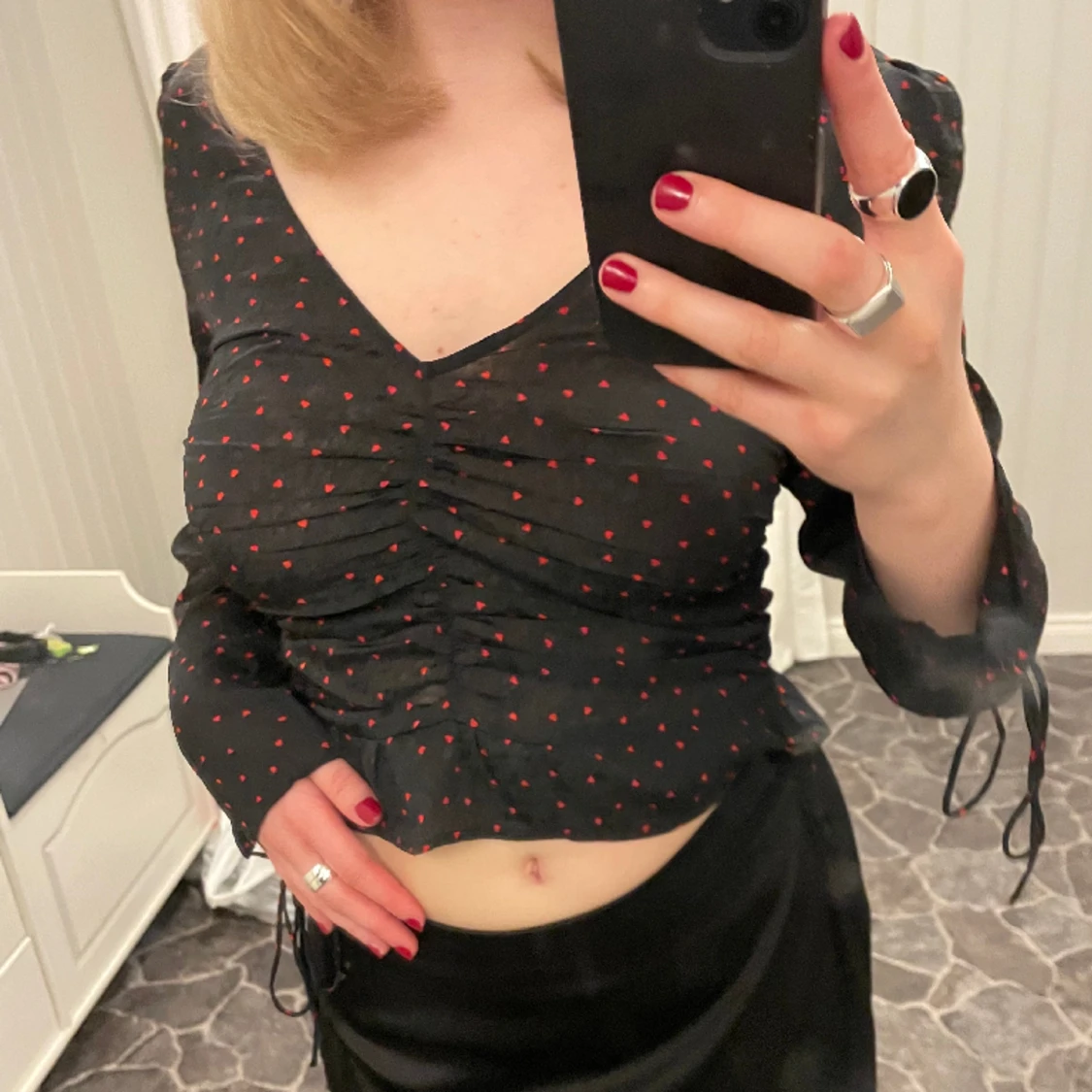 Blus med röda hjärtan och knytning 