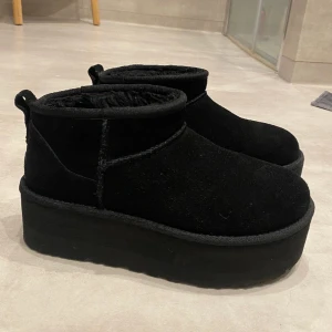 Uggs - Svarta uggs som bara har använts två gånger eftersom jag beställde en storlek för stor. Orginalpris 2000kr