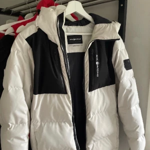 Är i bra skick andvänd en vinter  - Den är bra skick bror och forfarande vit.pris kan vi diskutera 